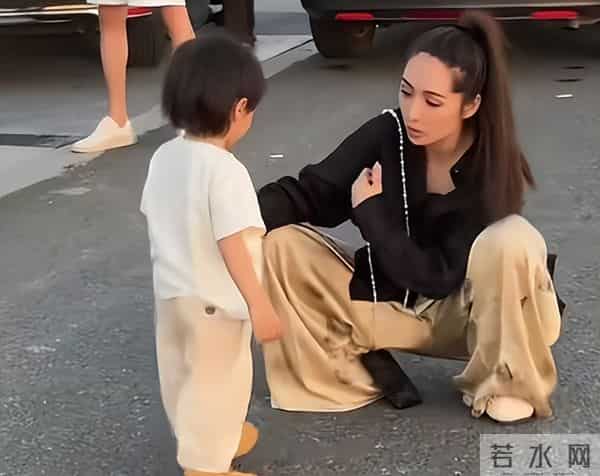 出轨风波2个月后,独自带娃逛街的郭碧婷,揭开了向佐仅剩的体面