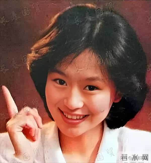 央视主持人聚会,朱迅面容憔悴瘦成皮包骨,鞠萍面色红润很富态