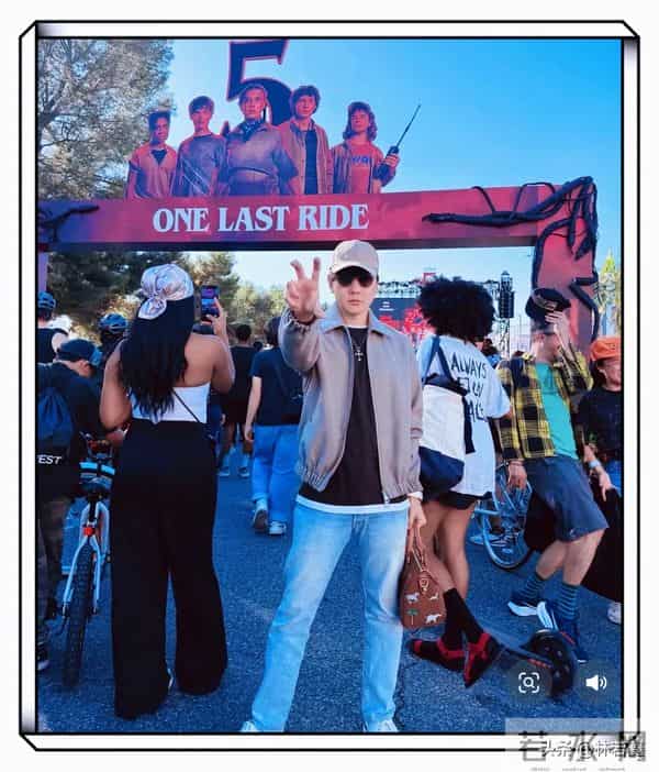 林俊杰与女友穿情侣装现身洛杉矶,疑陪女友过24岁生日,粉丝破防