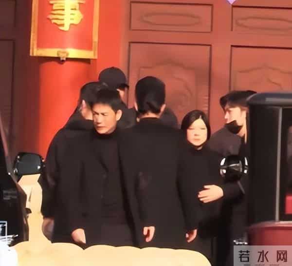 唐嫣穿黑色大衣出席公公的葬礼,罗晋和她互动正常,傅程鹏来帮忙