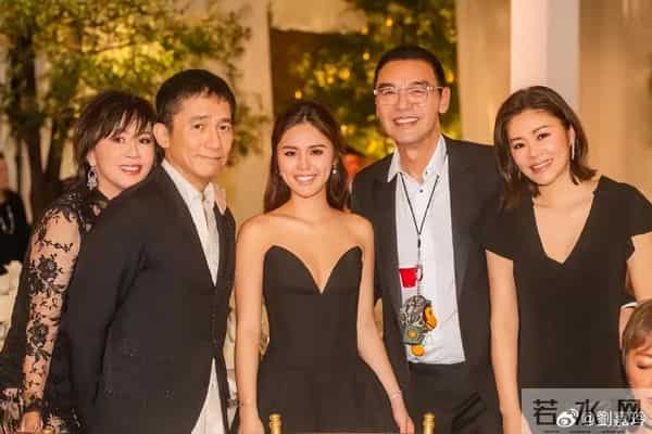 退圈多年,57岁邱淑贞最新亮相打扮精致,携老公参加婚礼,和梁朝伟刘嘉玲合影