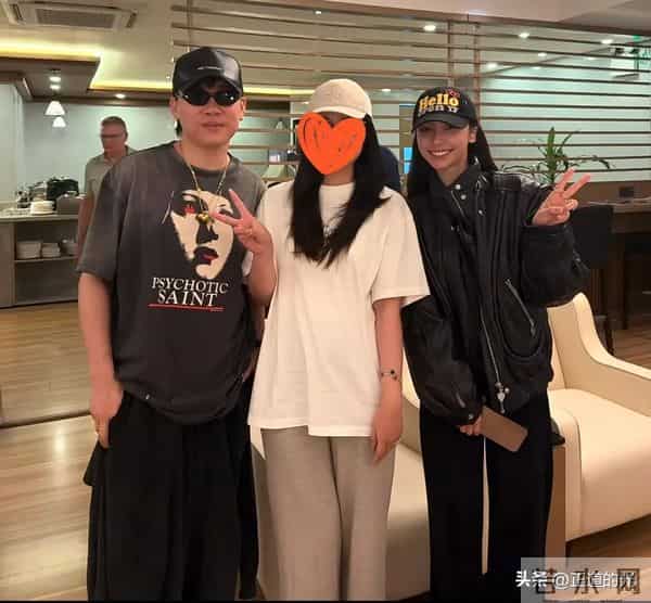 胡彦斌独自为母庆生 易梦玲却穿抹胸热裤剧场开工 恋情疑遭母亲反对