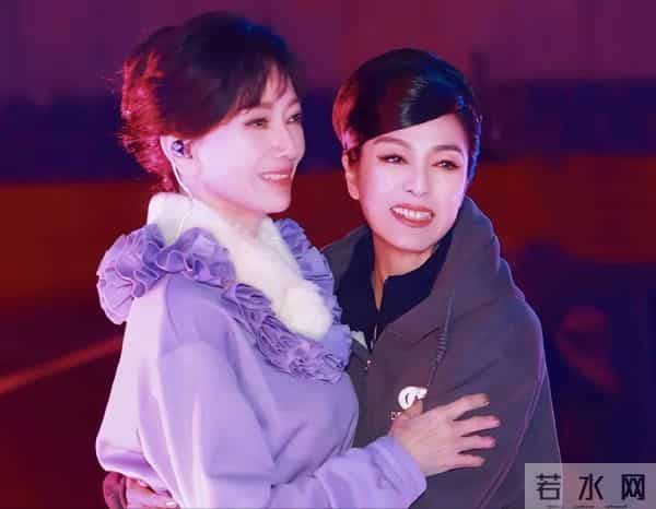 70岁米雪和72岁赵雅芝站一起,自然老去和医美老去,谁更胜一筹?