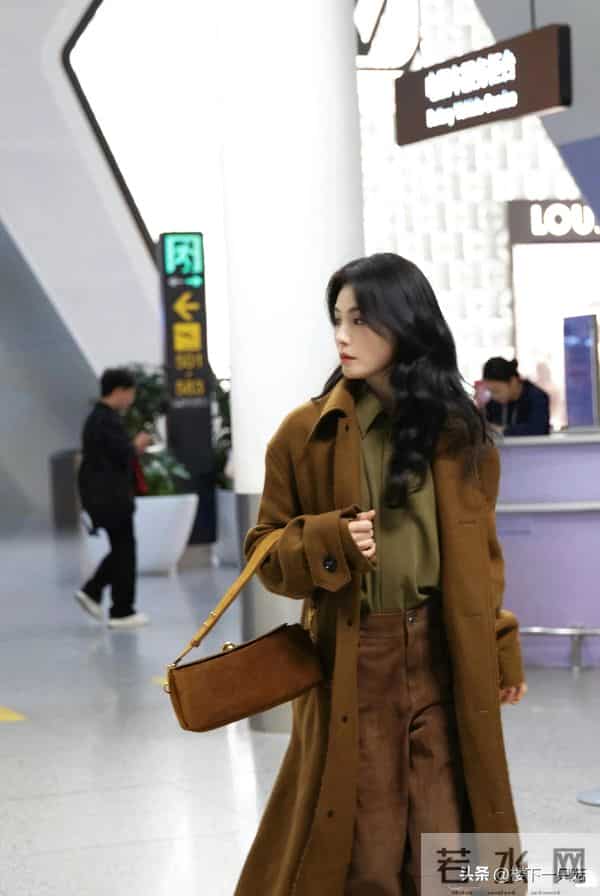 机场偶遇刘涛美拉德穿搭 47岁脸又小又白 走路带风 不穿秋裤又酷又飒