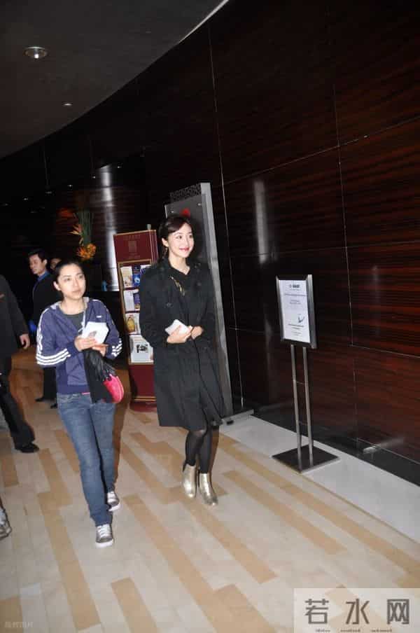 韩雪黑丝高跟出席活动旧照，笑颜如花
