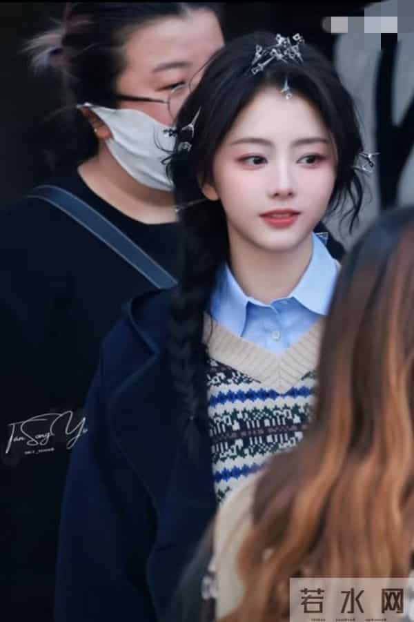 谭松韵今日上班路透，侧马尾麻花辫造型好青春甜美，太可爱了吧！