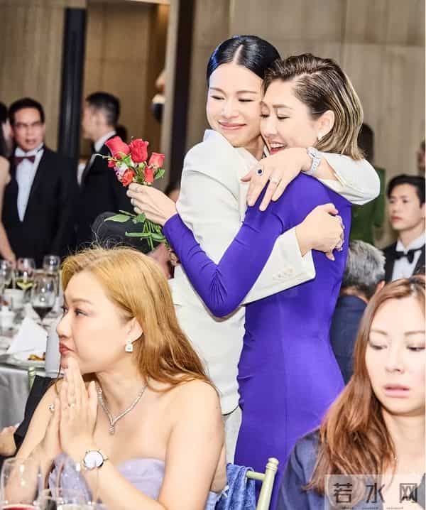 胡杏儿庆祝结婚十周年,一家五口幸福同框,众星道贺排面拉满