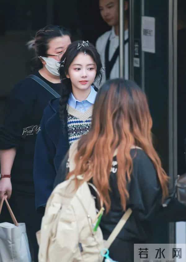 谭松韵今日上班路透，侧马尾麻花辫造型好青春甜美，太可爱了吧！