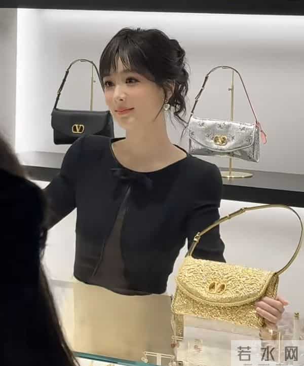 杨紫出席华伦天奴线下活动,韩式妆容让她有种豪门千金的既视感