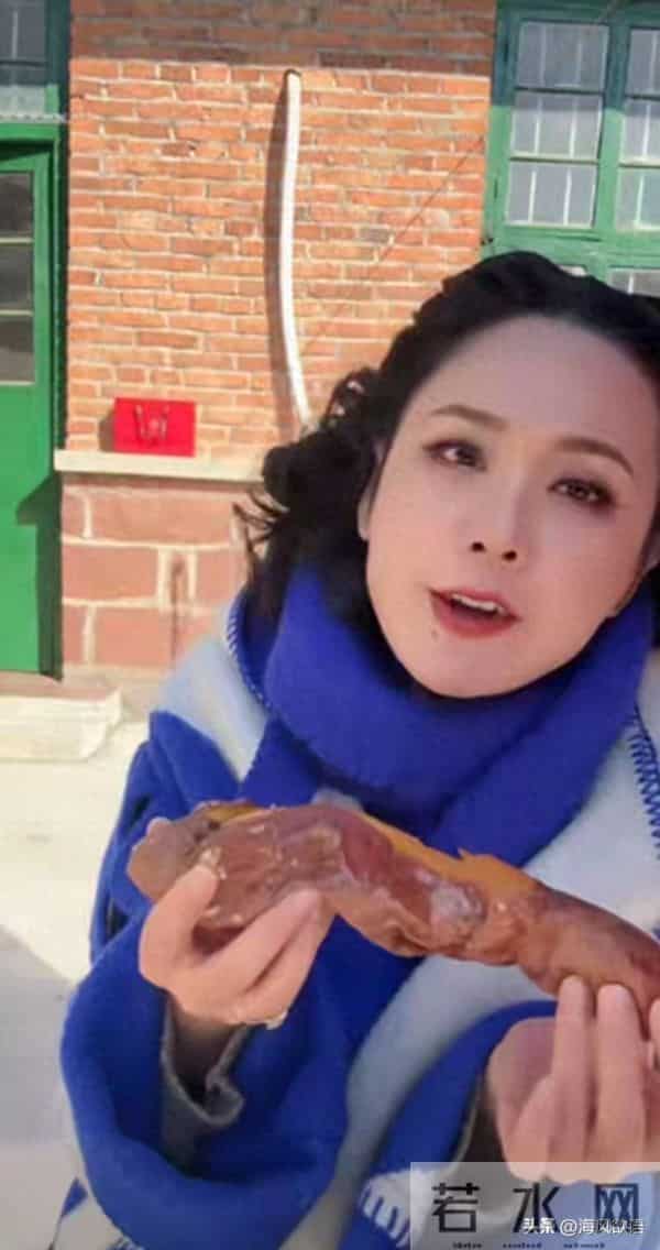 程莉莎随郭晓东回农村,穿3万大衣喊冷,吃烤地瓜笑得比谁都甜