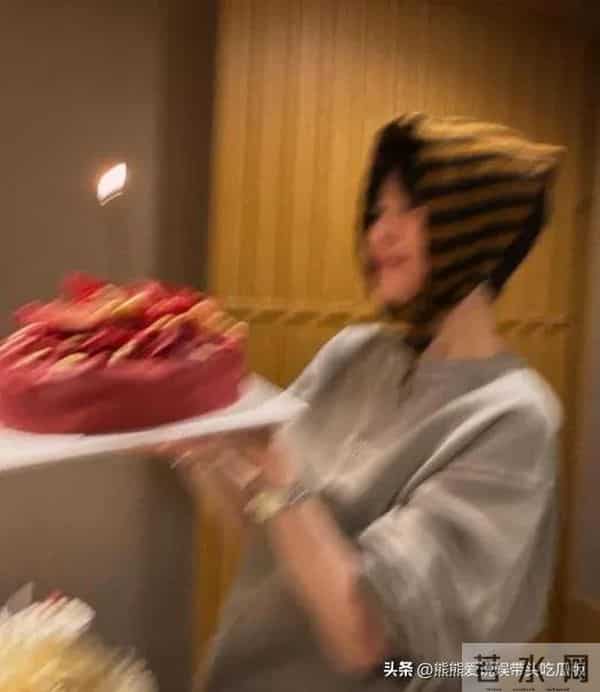 宋慧乔晒照庆贺44岁生日:戴头巾嘟嘴拍照好可爱 与朋友庆生很欢乐