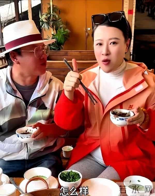 他是上海知名主持，与女友相恋多年未婚，如今和王冰皓带货卖大米