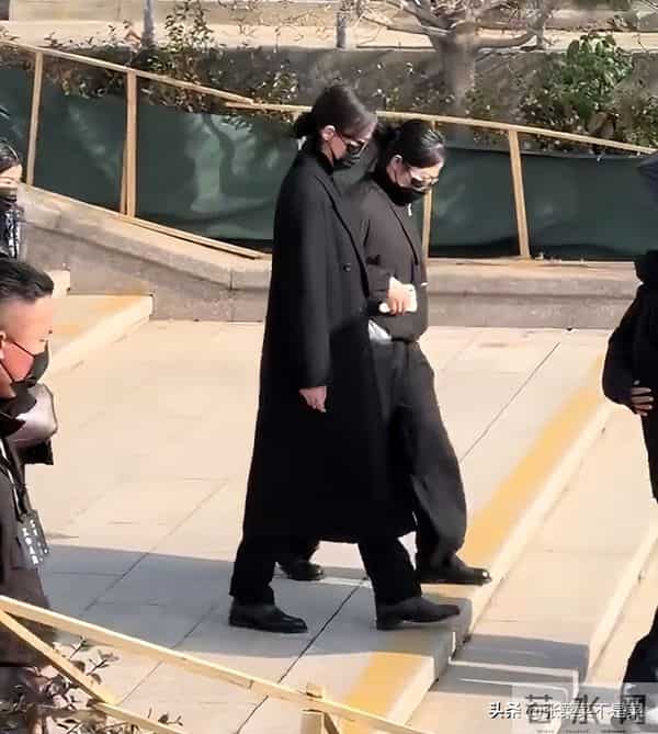 罗晋父亲去世后，唐嫣取消生日会，两人回家一起扔垃圾，传闻破了