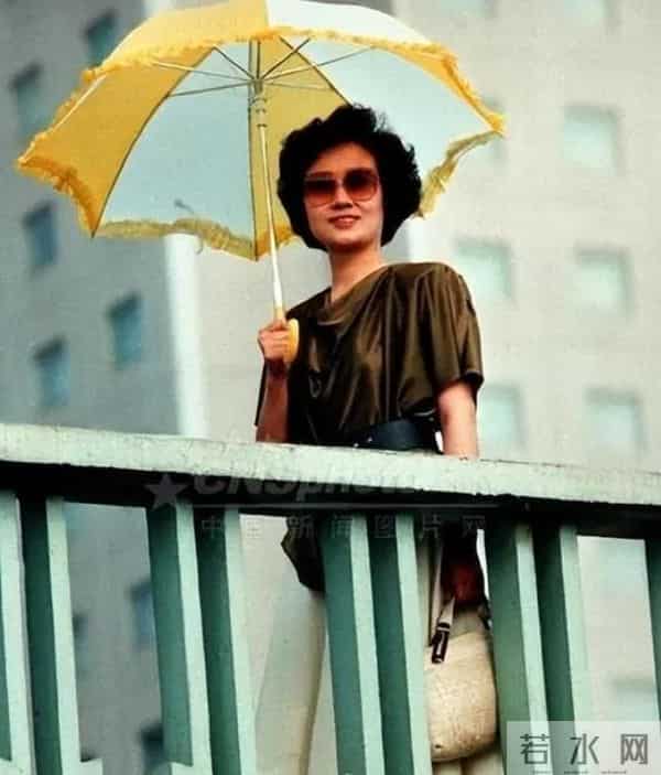 她是央视著名主持人,退休8年被央视返聘,今74岁被誉为最美姥姥