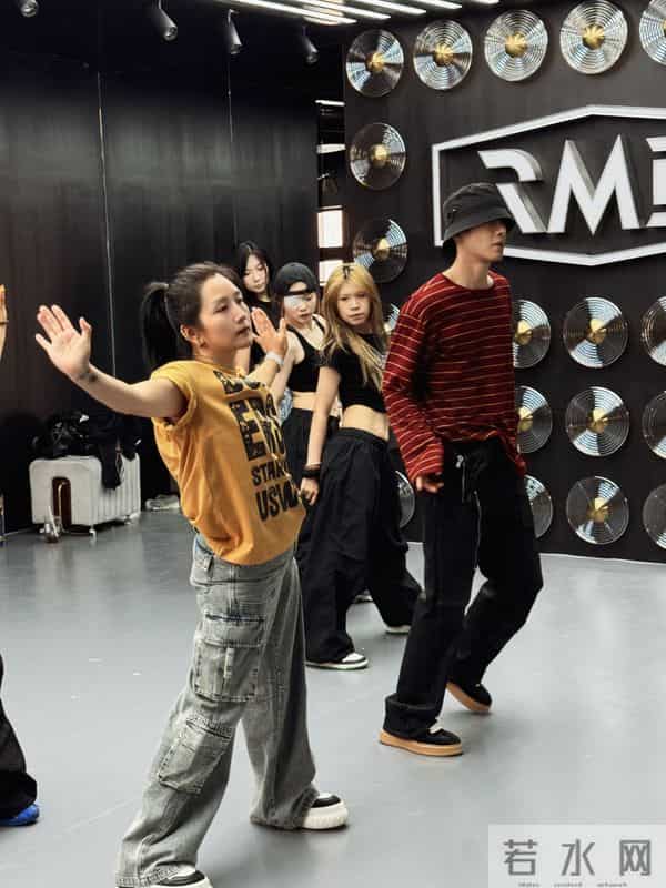 何洁素颜走机场，“打底裤+小白靴”显腿很细，20年前审美适合她