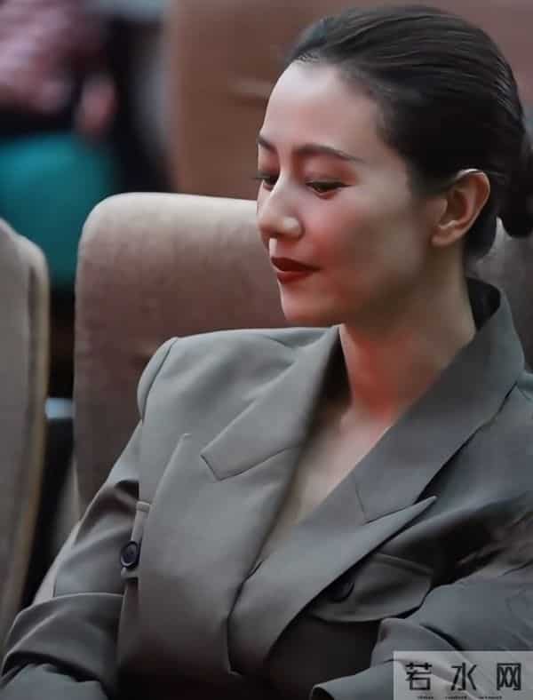 高圆圆现身活动观礼,灰西装盘发温婉,美貌气质优雅动人