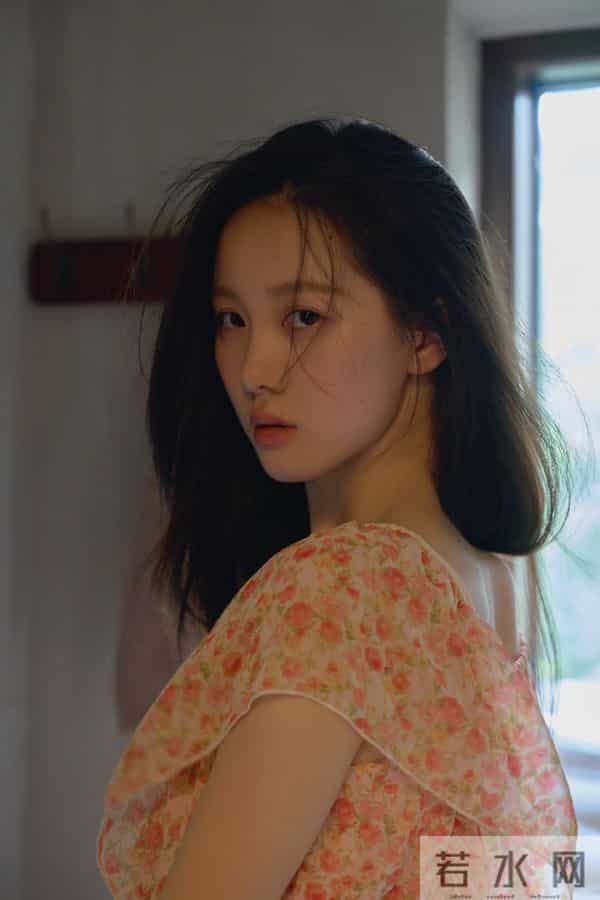 主持人李瑜居家私房写真,纯欲迷人