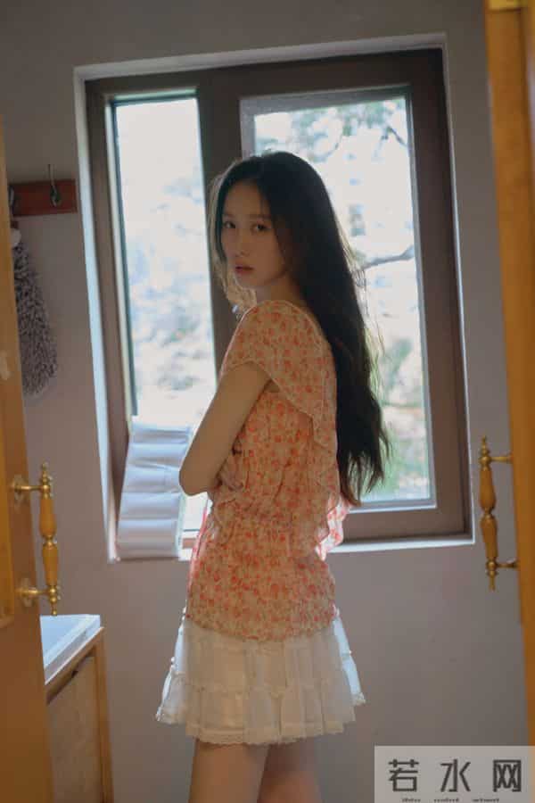 主持人李瑜居家私房写真,纯欲迷人
