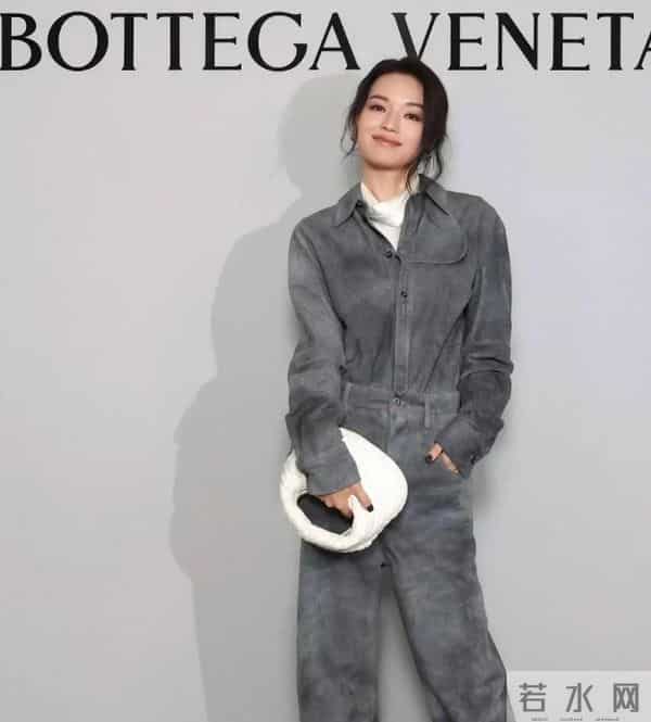 上海活动现场舒淇惊艳!一身深蓝被嘲像工装,她却穿出女王范