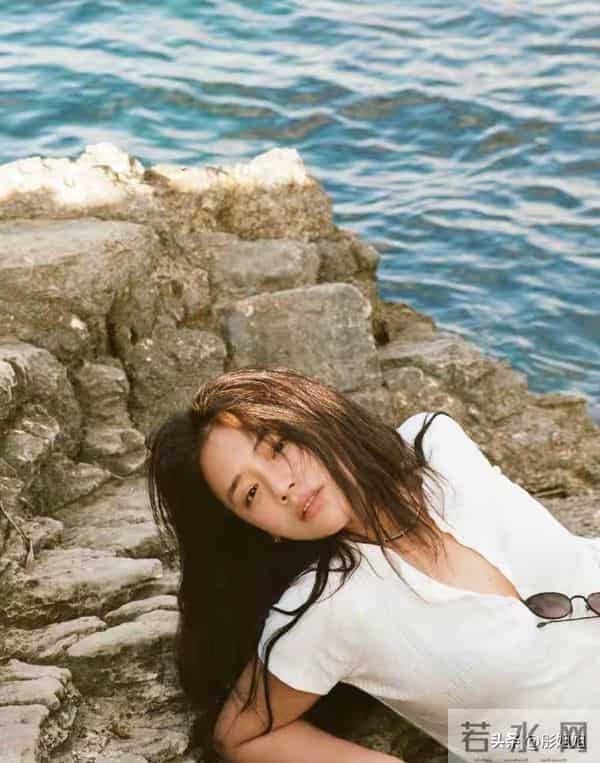 马思纯游西西里看海，扣一粒扣子秀事业线，极具魅惑！