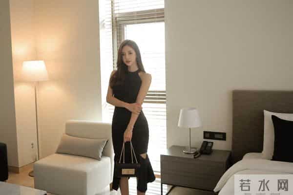 孙允珠『黑色光影玲珑缀花叶摆连衣裙』