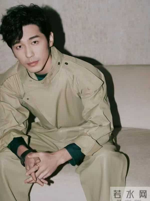 母亲是著名演员,父亲上亿家产,他却跑龙套10年,他到底怎么想的