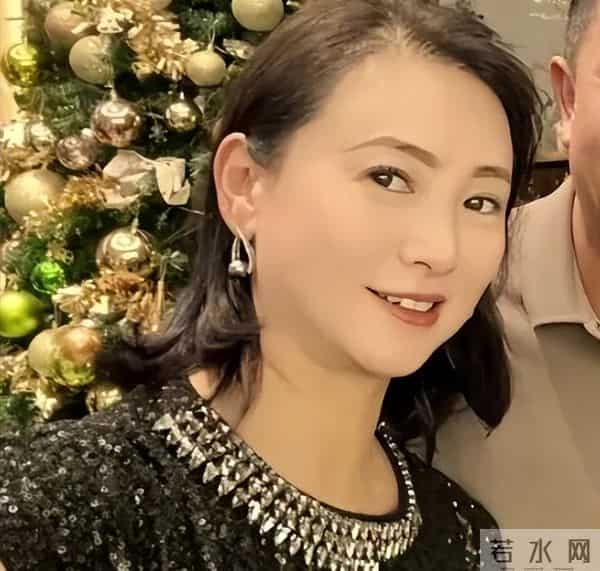 张嘉译深圳聚餐，71岁林威烟不离手，翁虹丰腴吸睛，午马遗孀现身