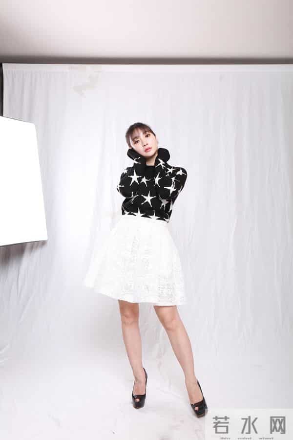 性感女神,柳岩,原来她的脚上有个纹身!