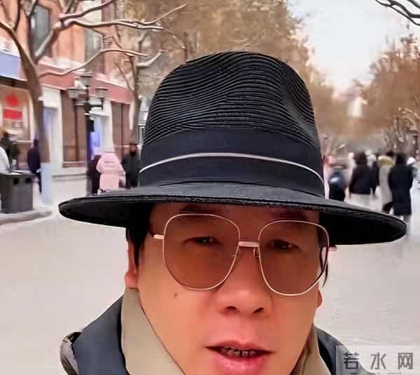 他是上海知名主持，与女友相恋多年未婚，如今和王冰皓带货卖大米