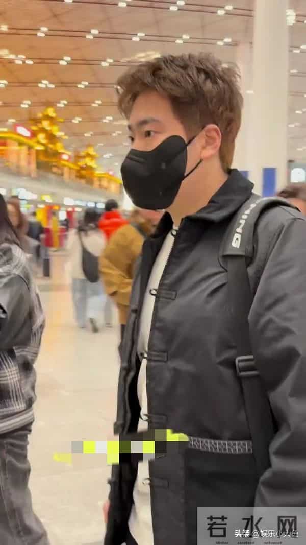 梁靖崑出发成都混团世界杯机场照,穿黑色中式棉服,发型帅酷有型