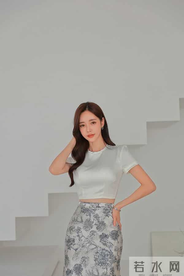 孙允珠——镀银月光亮白半袖铁青纹理裙