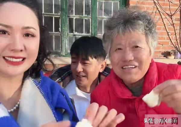 程莉莎随郭晓东回农村,穿3万大衣喊冷,吃烤地瓜笑得比谁都甜