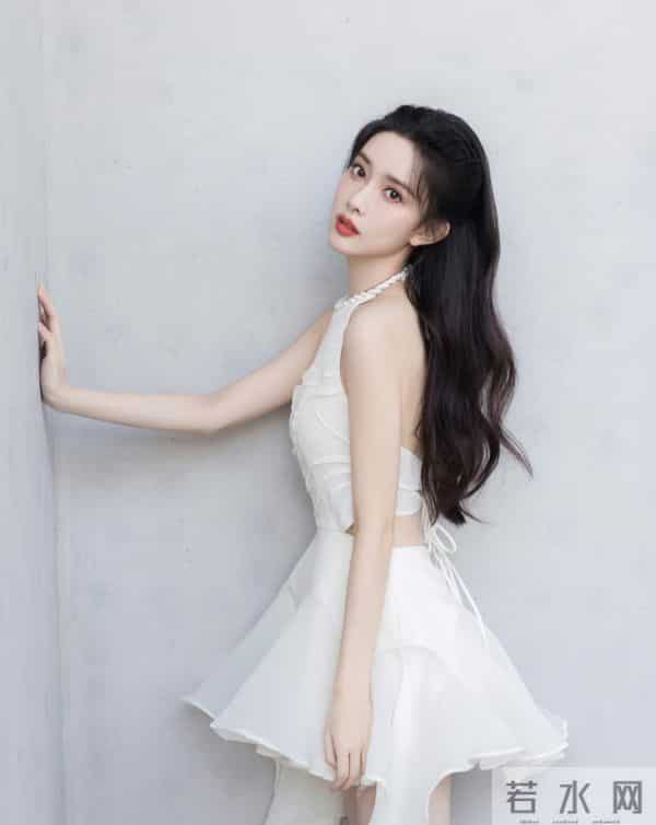 孟子义 露背短裙