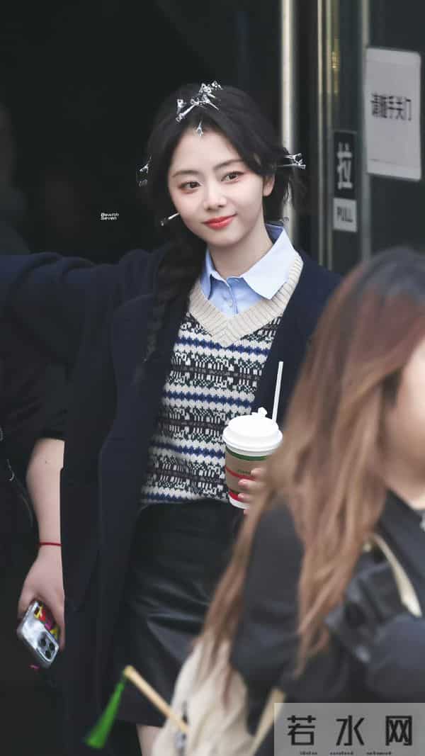 谭松韵今日上班路透，侧马尾麻花辫造型好青春甜美，太可爱了吧！