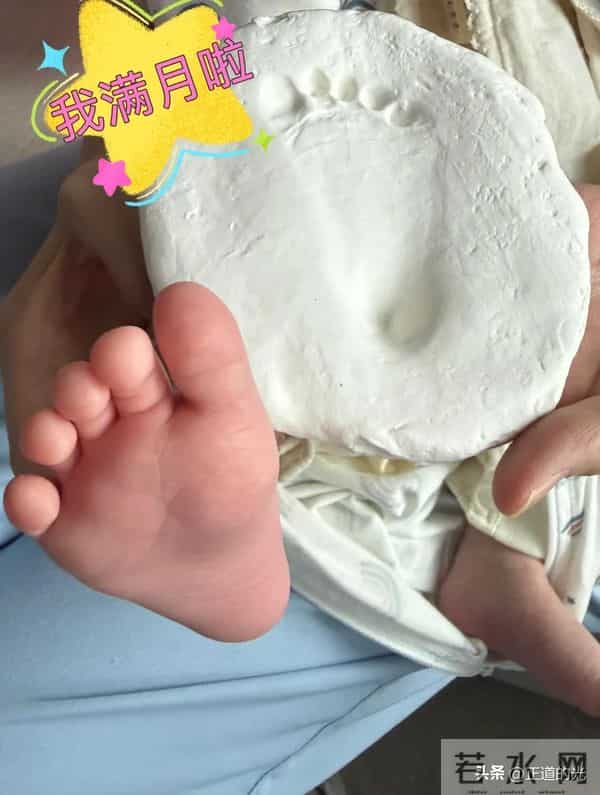 方媛晒三胎女儿满月照 自夸产后皮肤好 小腹平坦 女儿脚长能长到1米7