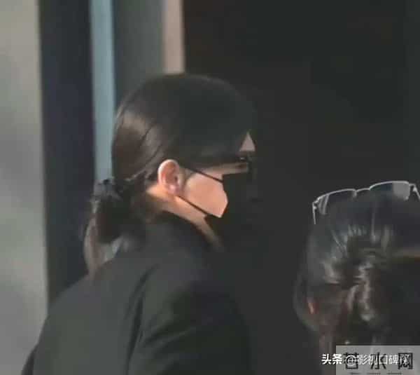 唐嫣操办公公葬礼累到被搀扶,时刻关注老公罗晋,夫妻俩一起用餐