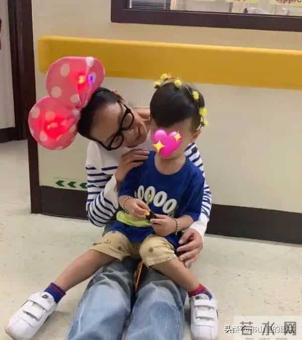 56岁刘若英变样:脸干瘪像老太太,又瘦又普,高龄生子断崖式衰老