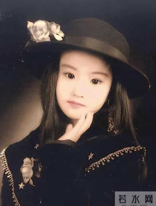 刘亦菲母亲刘晓莉:至今仍单身,身材傲人,长得比女儿还漂亮