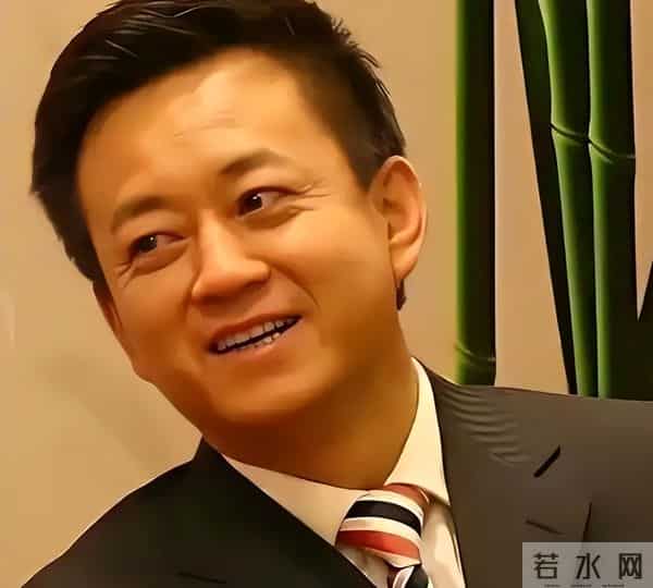 朱军带着很漂亮的老婆现身北大,四年冤屈过去,早已不再年轻