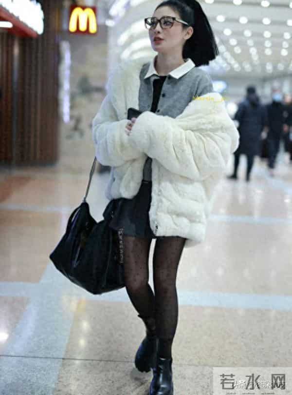 彭小苒机场路透生图，机场变T台，黑丝太绝了