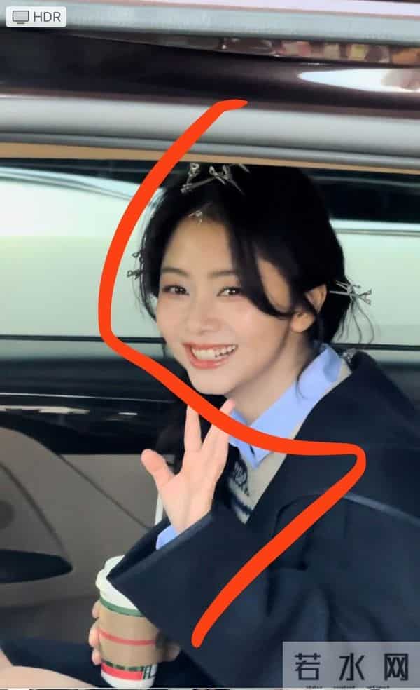 谭松韵今日上班路透，侧马尾麻花辫造型好青春甜美，太可爱了吧！