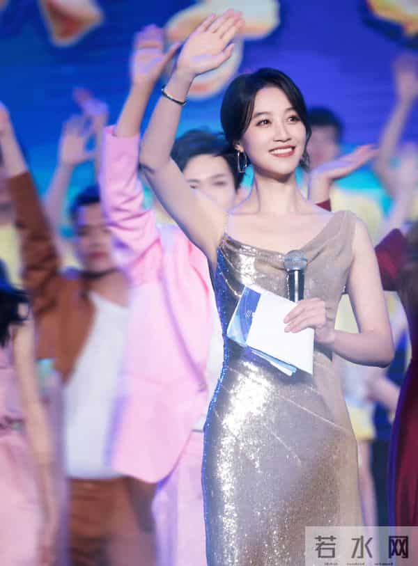 蓝盈莹这腰臀比绝了,气质是真的好!