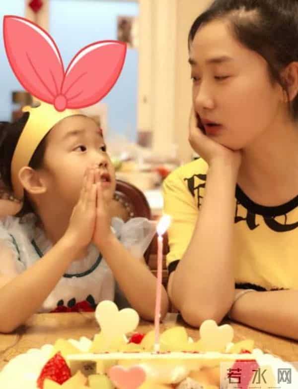 玲花带总裁老公回老家,俩人很有夫妻相,女儿露面一家三口很幸福