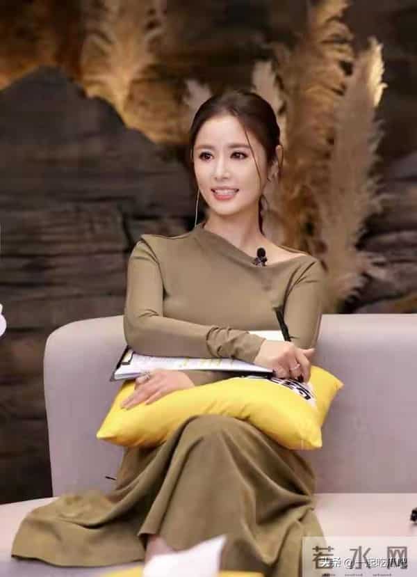 49岁林心如增肥后美得更高级,穿毛衣+半身裙好显贵,差点认不出