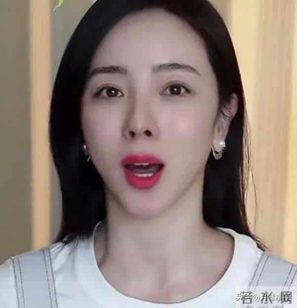 看破不说破，离开央视拼命赚钱的李思思，如今已走上了另一条道路