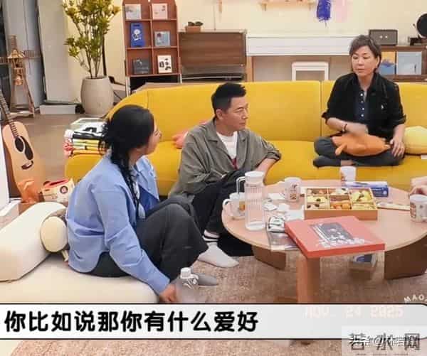 李静曝当年最难采访的艺人，气的她怒摔台本，评论区现2字男明星