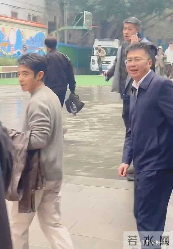 49岁撒贝宁在四川街头被偶遇，他身材保养很好，穿着朴素平易近人