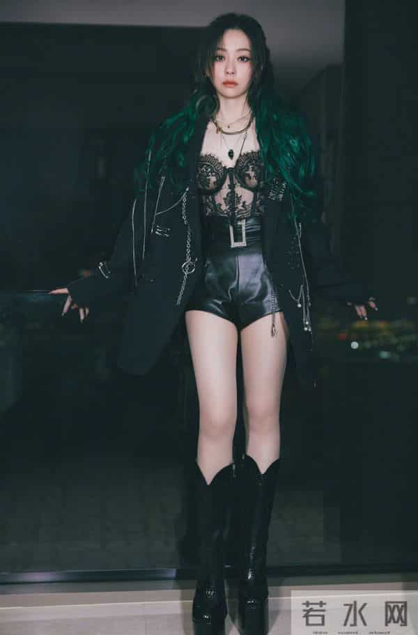 张靓颖黑色镂空蕾丝搭配恨天高美照