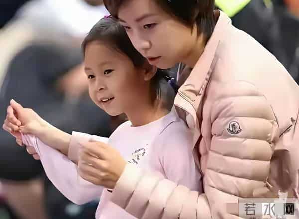 44岁张怡宁菜市场买海鲜,一身名牌略显土气,身旁不见老公身影