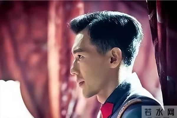 母亲是著名演员,父亲上亿家产,他却跑龙套10年,他到底怎么想的